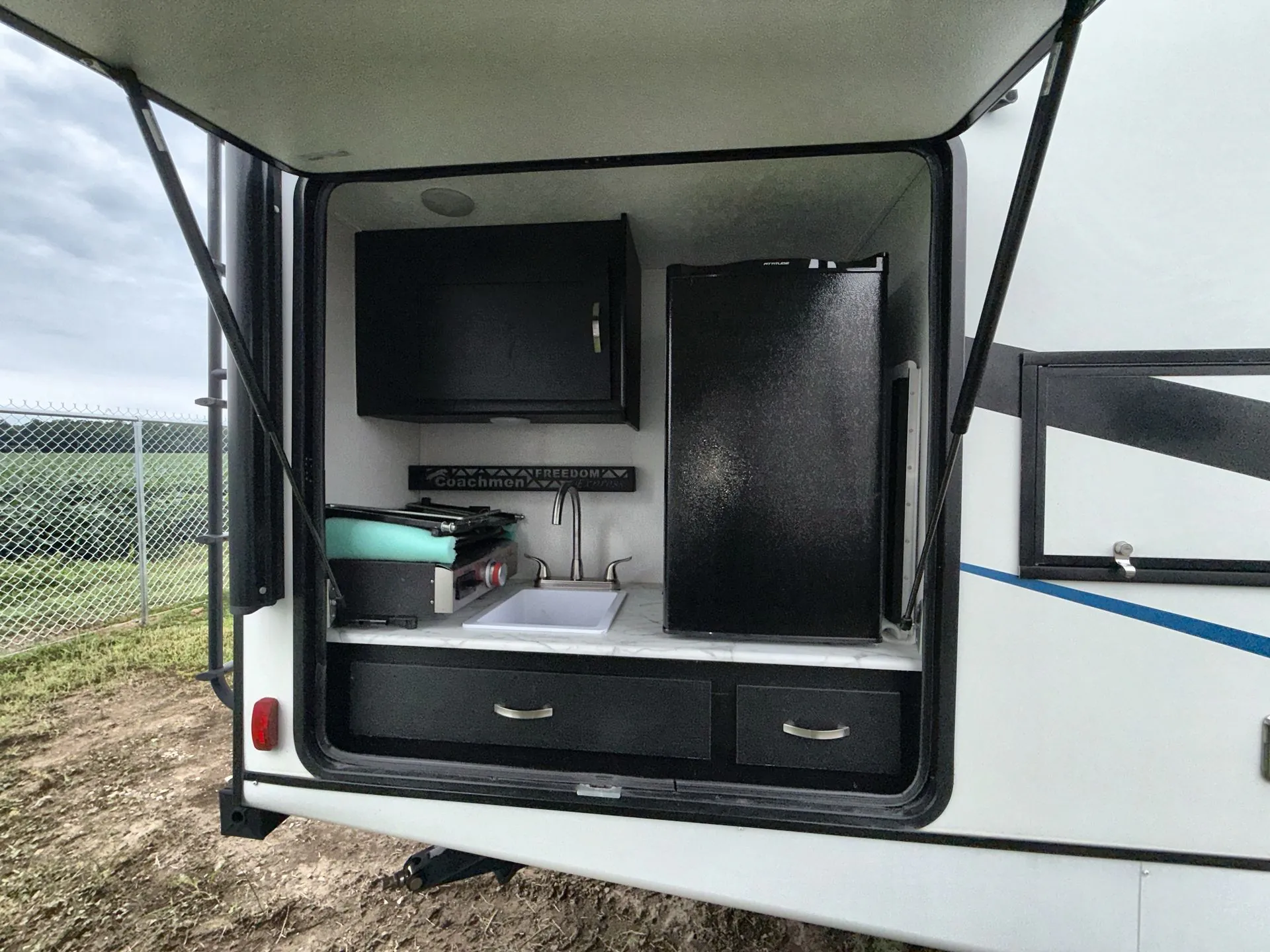 2022 Coachmen Freedom Express Ultra Lite 252RBS — living area main