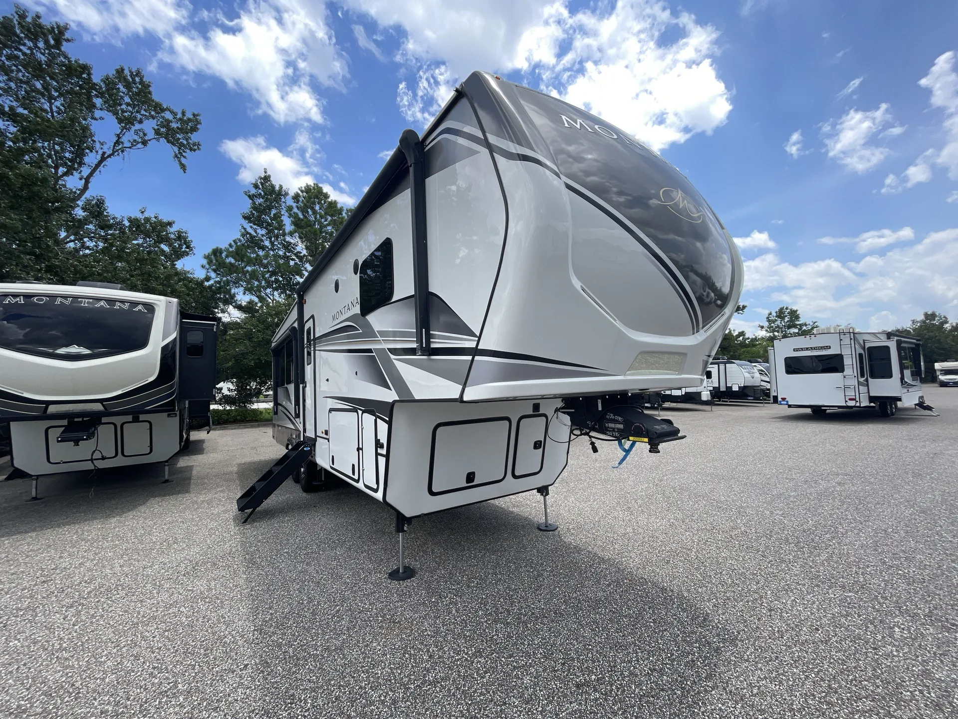 2024 Keystone Montana 3123RL - Photo 2