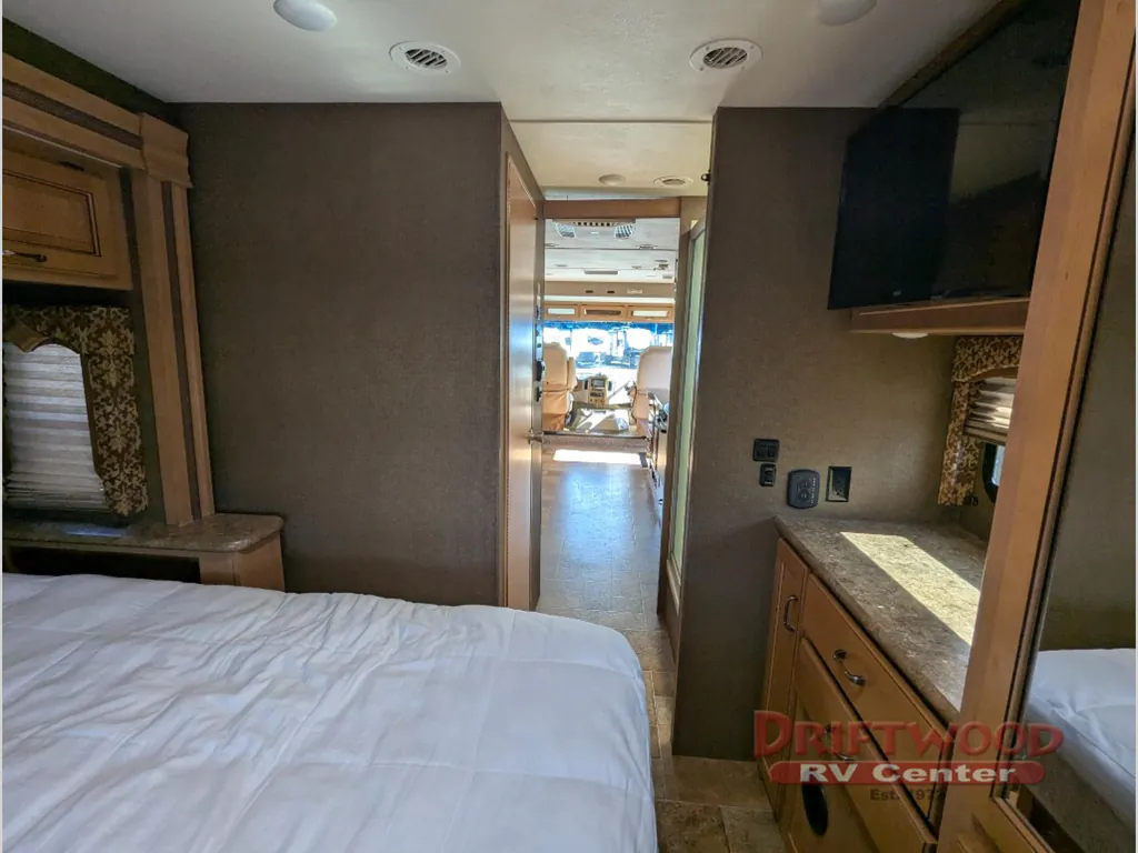 2016 Thor Motor Coach Hurricane 31S, Photos photo 33