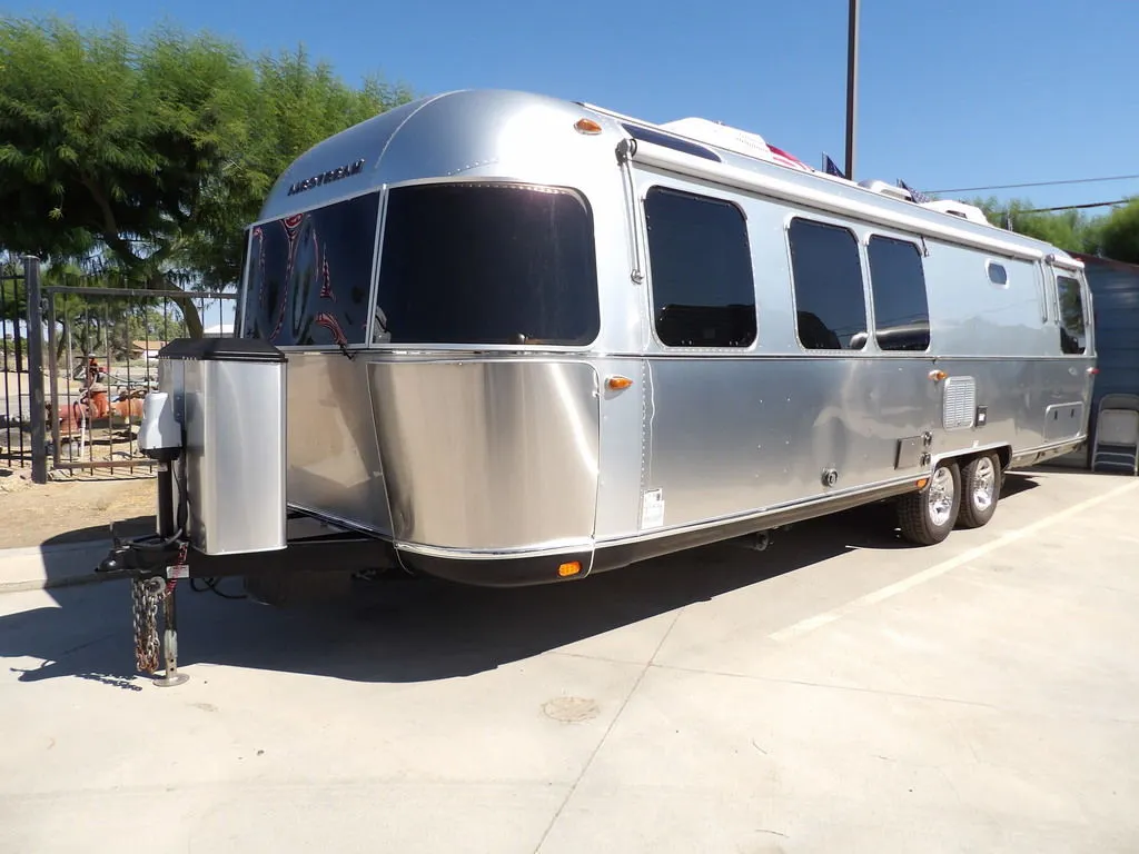 2017 Airstream Classic 30 - Photo 3