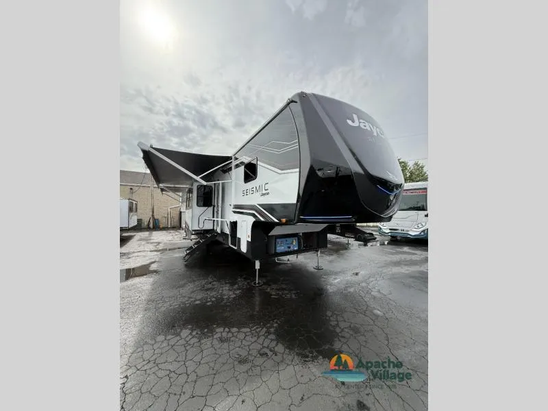 2026 Jayco Seismic 395 - Photo 2