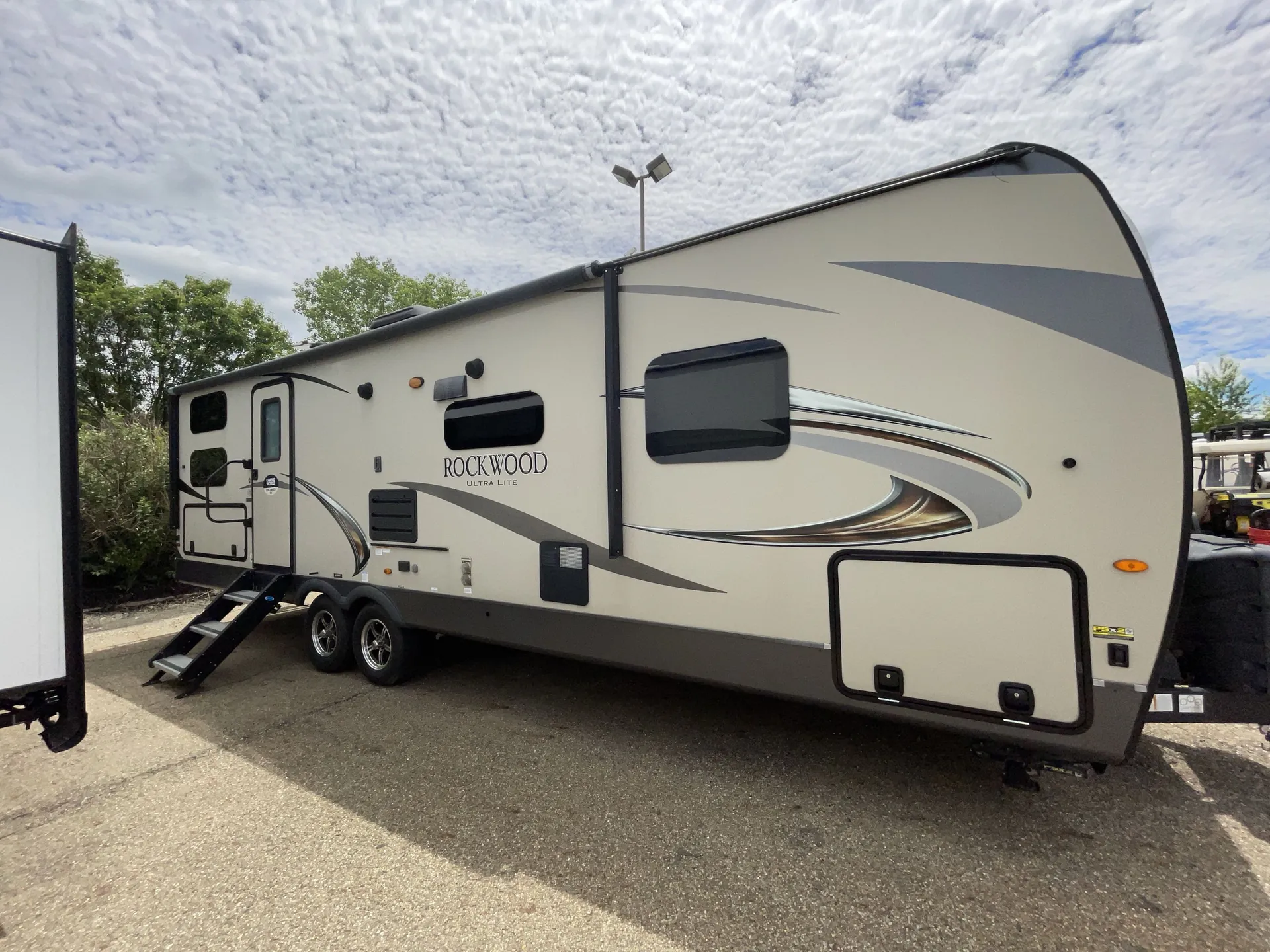 2020 Forest River Rockwood Ultra Lite 2706WS — campside