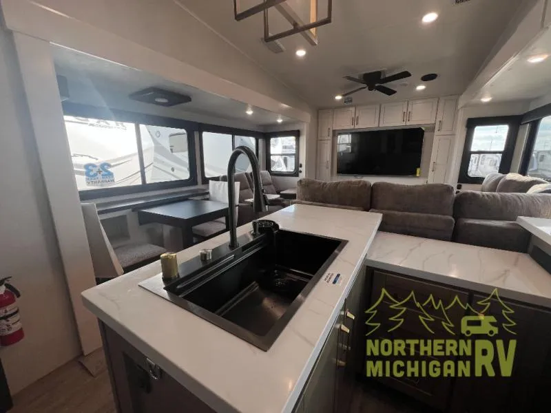 2026 Jayco Eagle 335LSTS - Photo 4