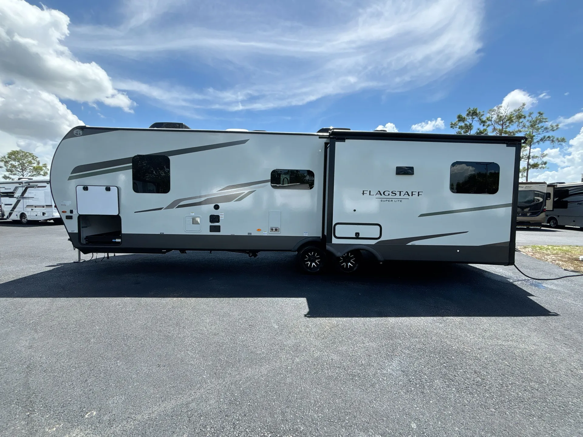 2027 Forest River Flagstaff Super Lite 29FBRL — off campside