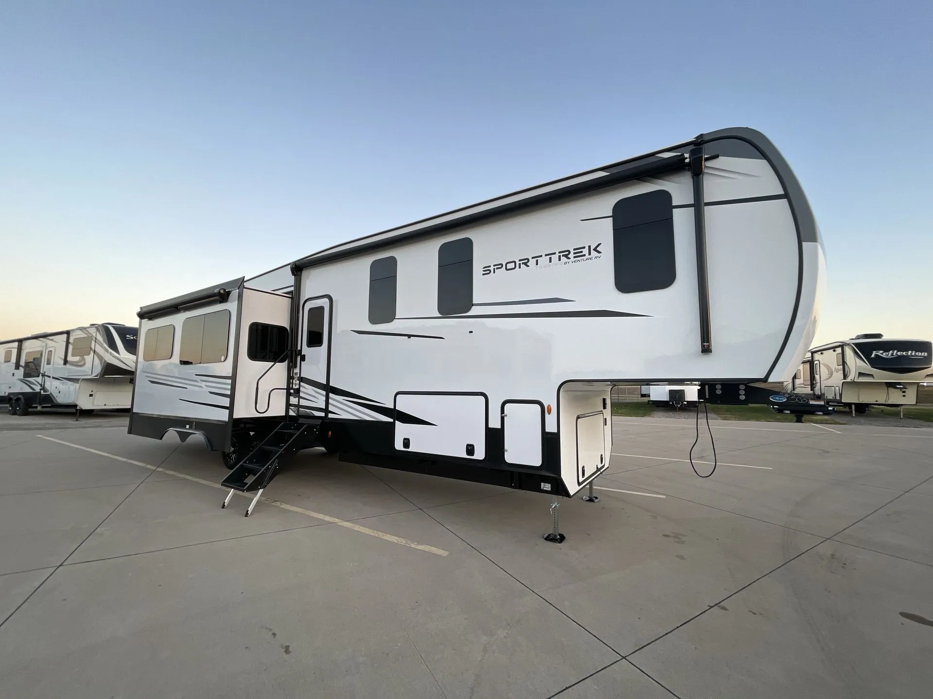 2026 Venture RV SPORTTREK TOURING EDITION FW 354VBH - Photo 2