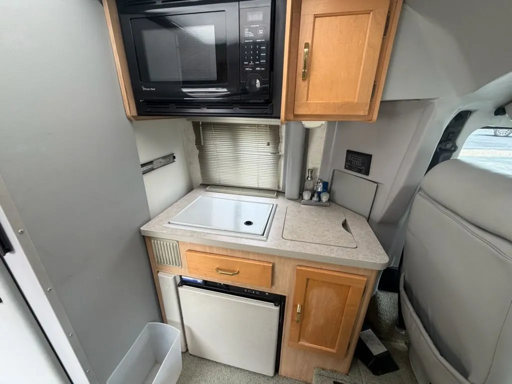 2005 Winnebago Rialta - Photo 2