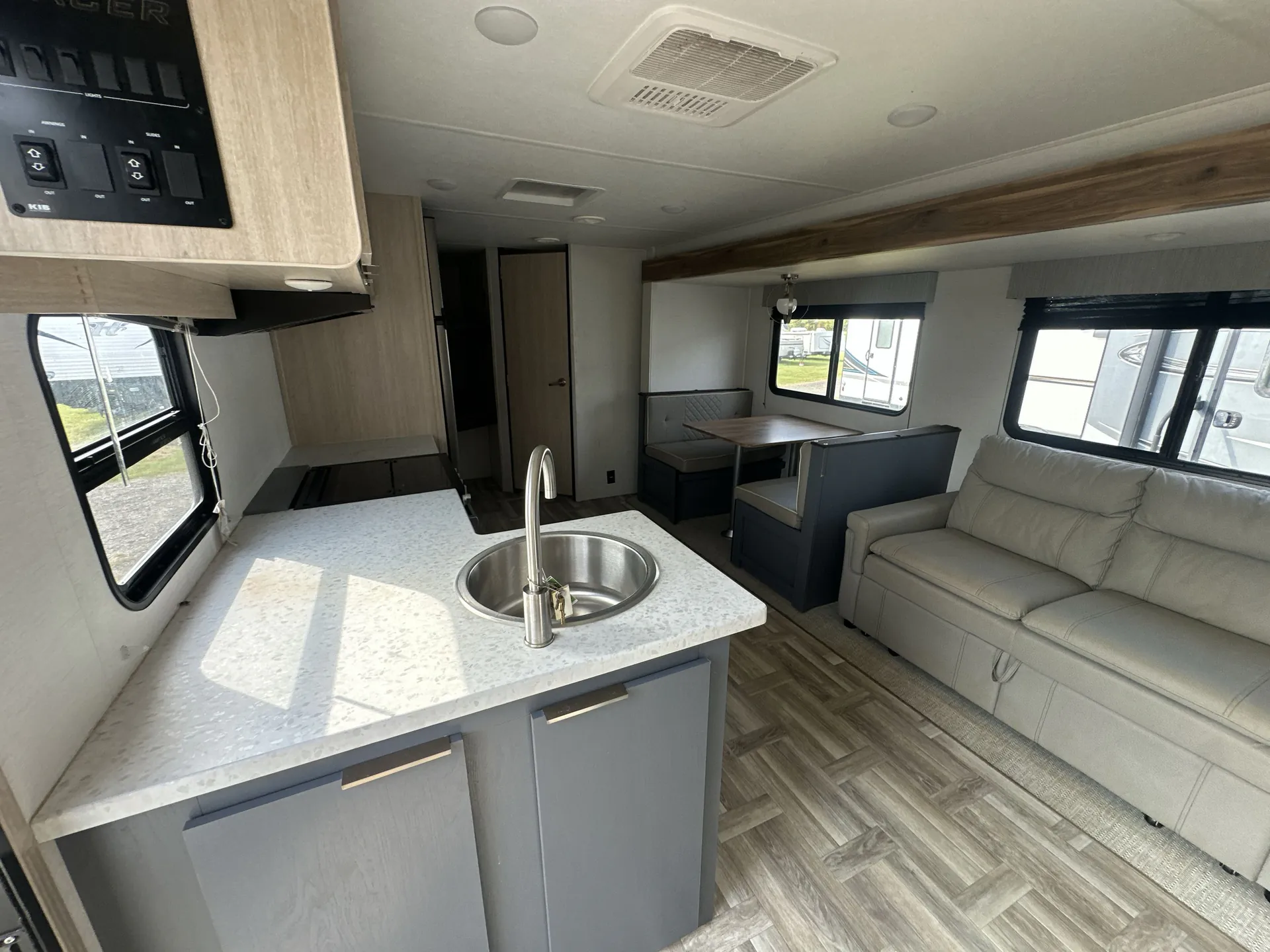 2024 Prime Time Tracer 270BHSLE — living area main