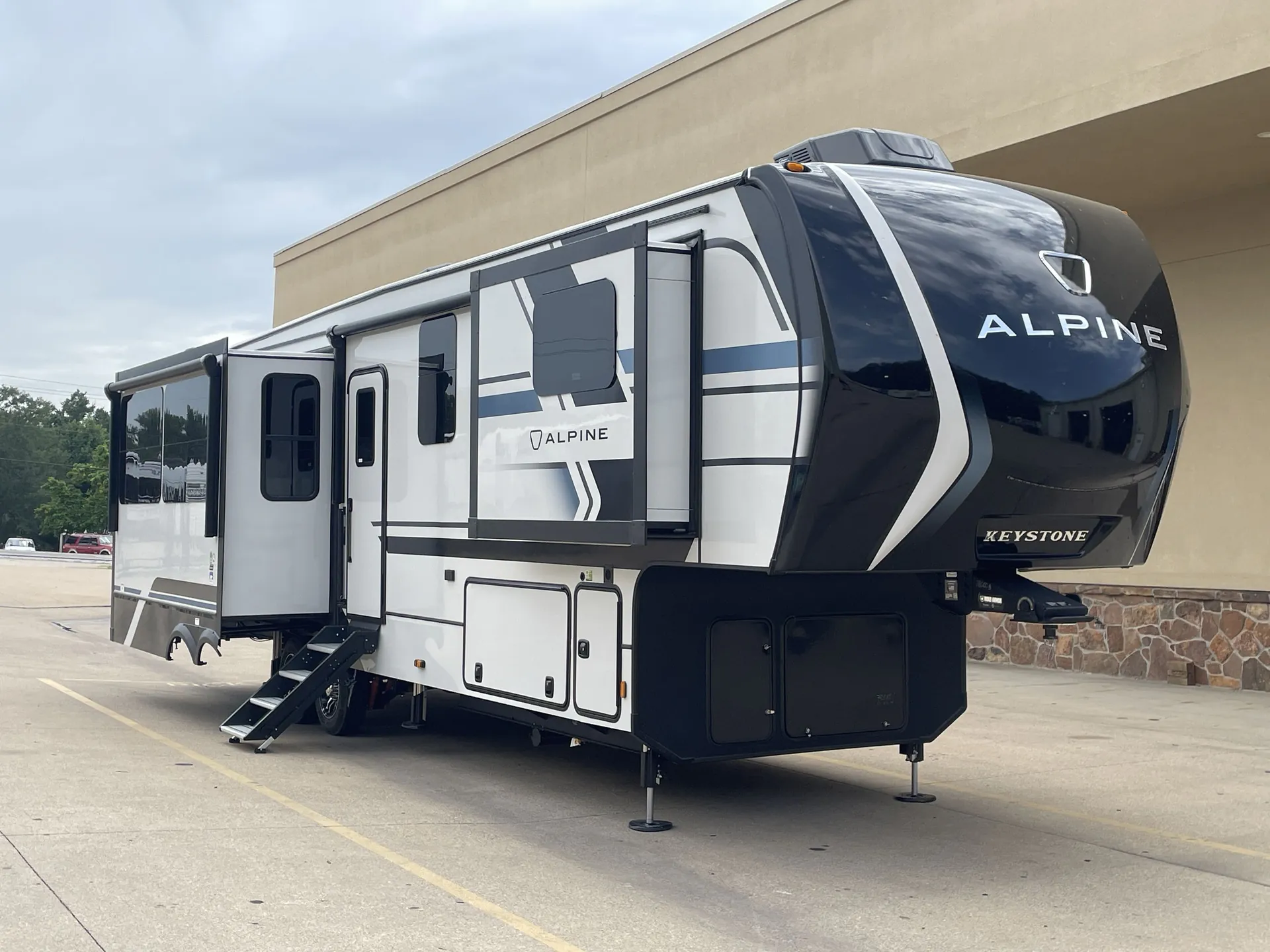 2026 Keystone Alpine 3303CK dealer photo 1 from Camping World