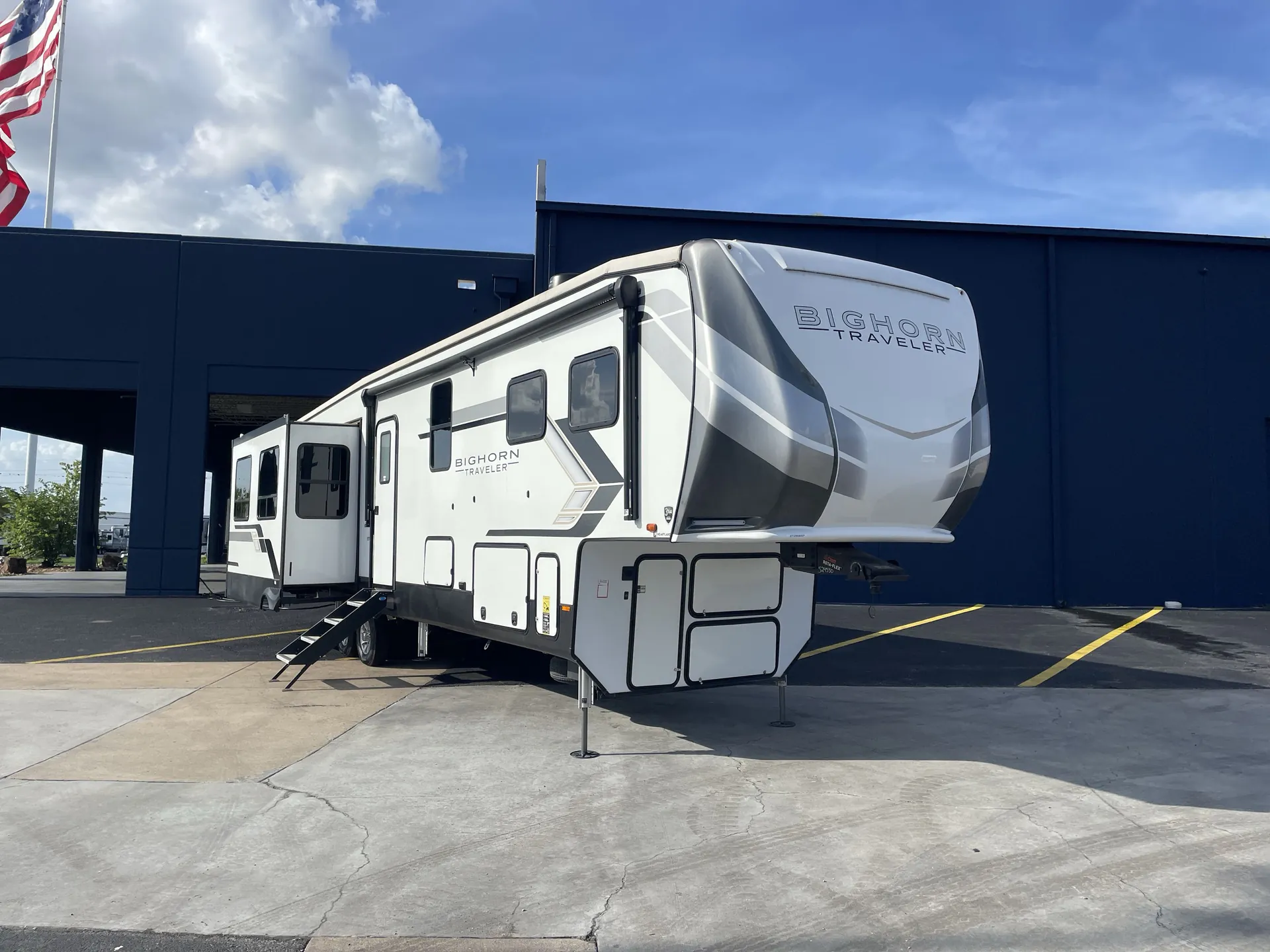 2023 Heartland Bighorn Traveler 39MB - Photo 2