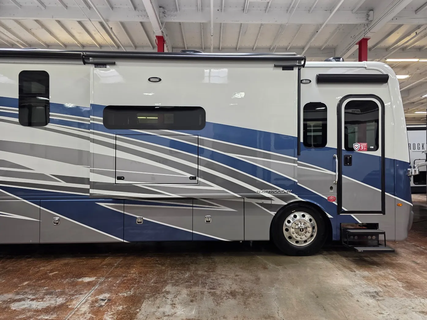 2026 Fleetwood Discovery 38N - Photo 3