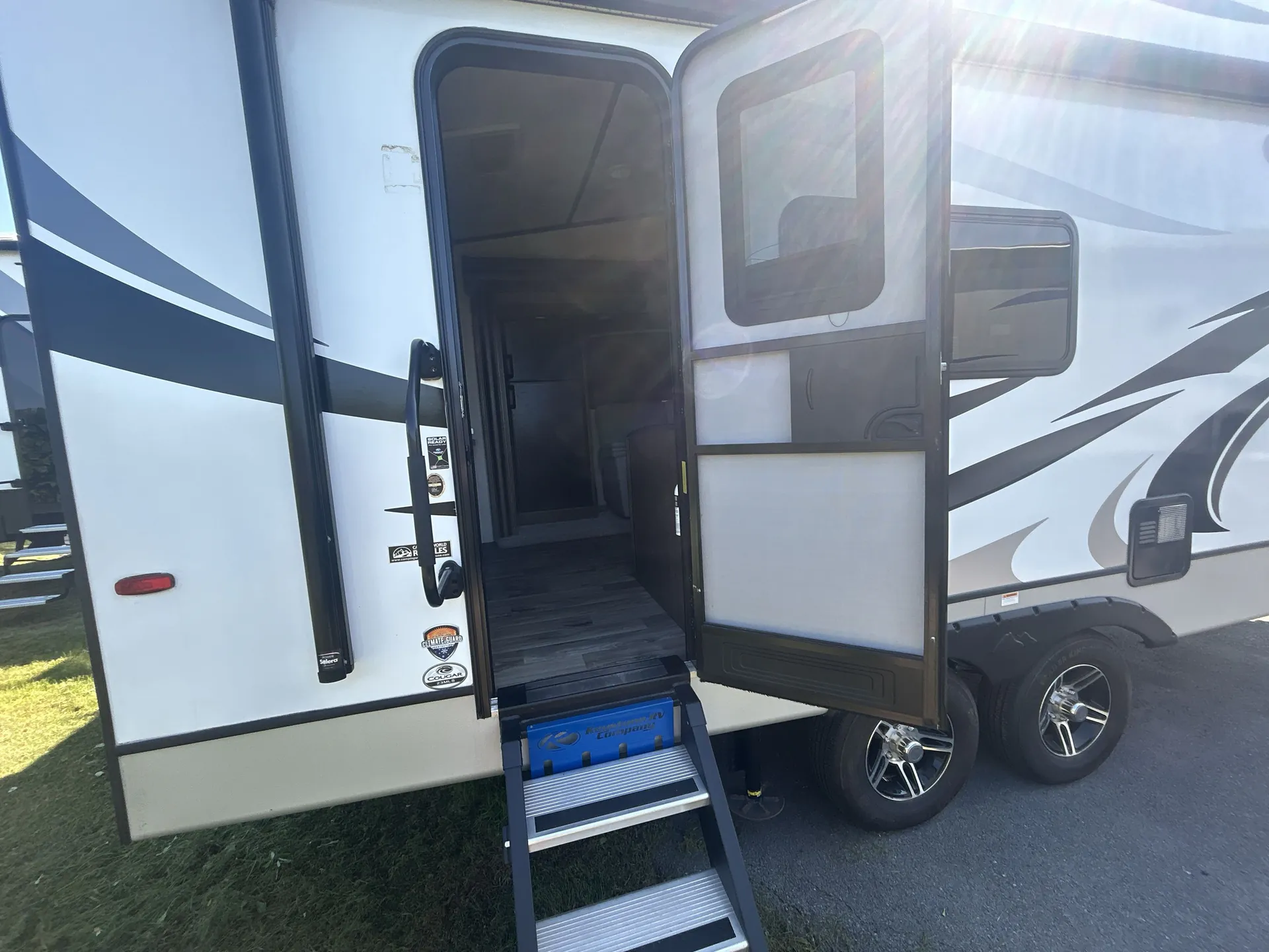 2021 Keystone Cougar Half-Ton 23MLS — living area main