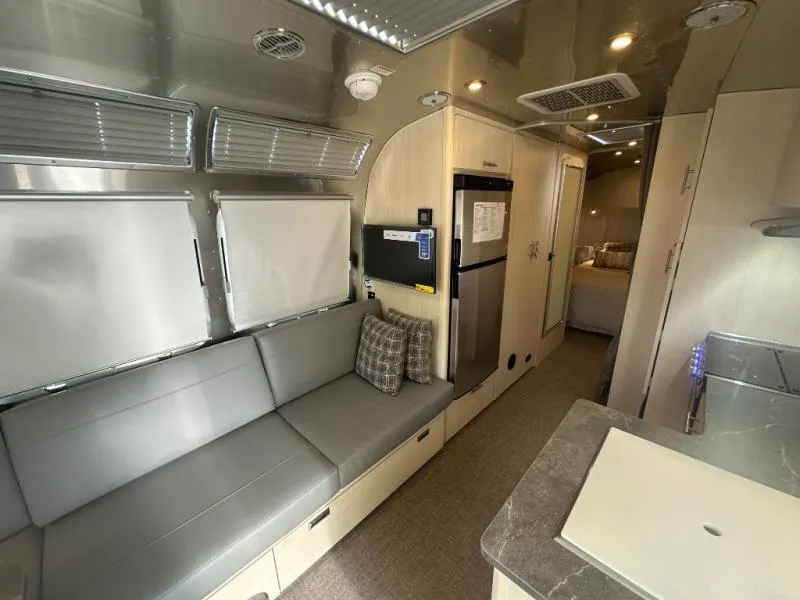 2026 Airstream Flying Cloud 27FB - Photo 2