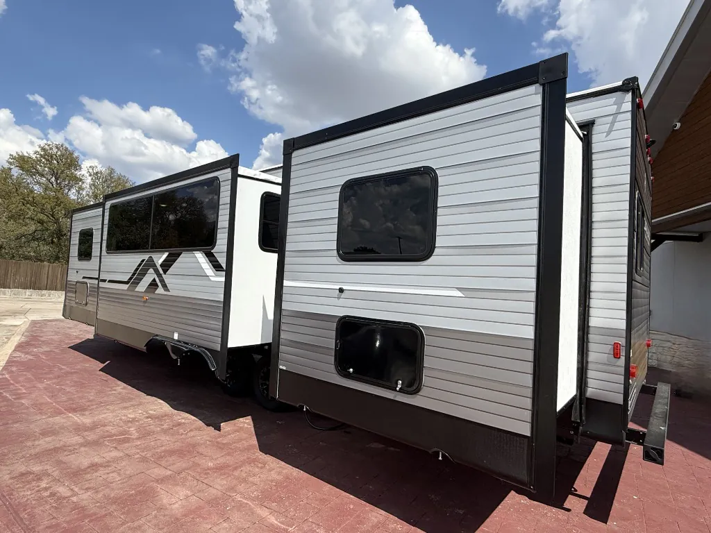 2027 Coachmen Catalina Legacy Edition 343BHTS (2 Queen Beds), Photos photo 6