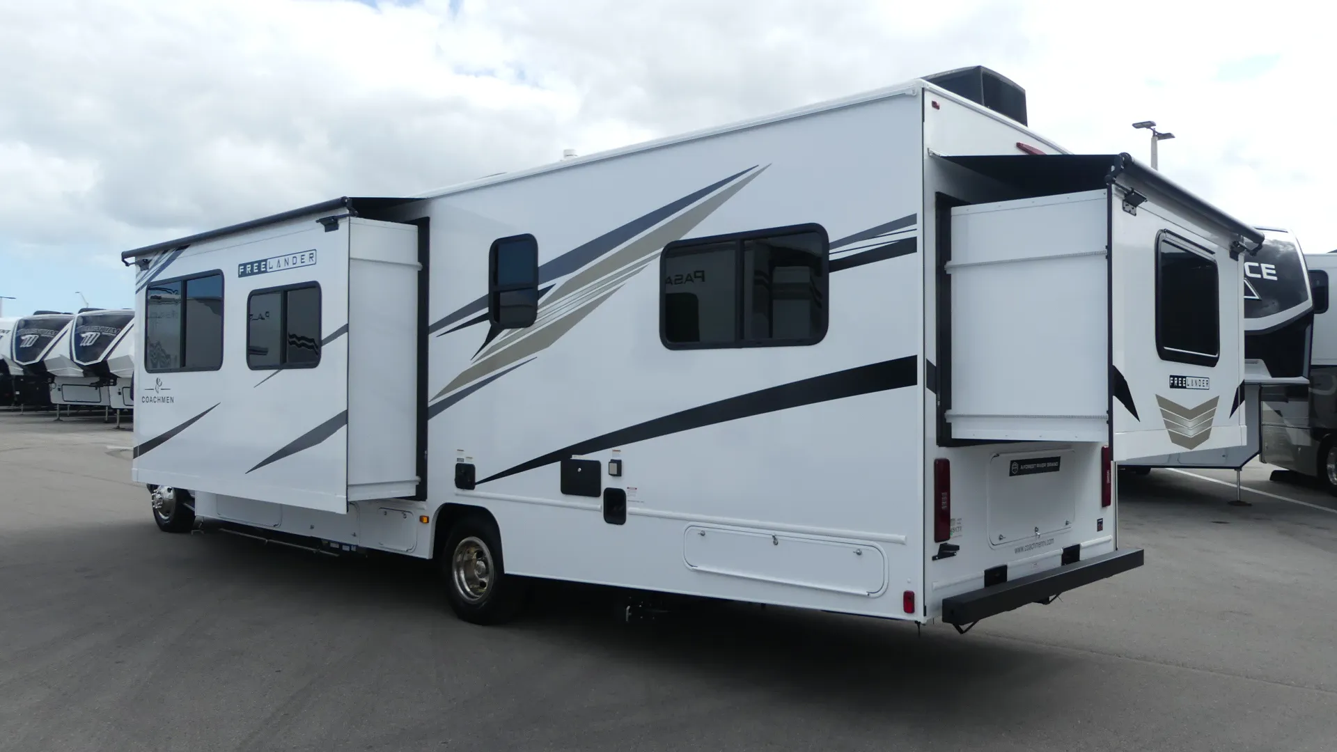 2026 Coachmen Freelander 30RS - Photo 4