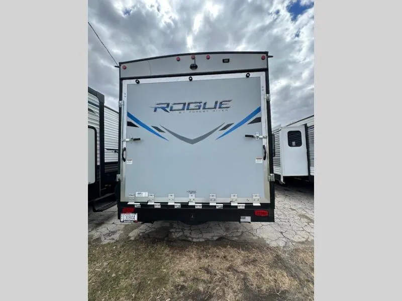 2021 Forest River Vengeance Rogue 26V — Photo 6
