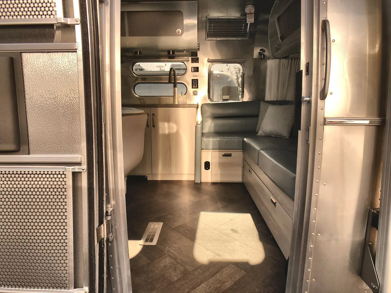 2027 Airstream International 28RB Twin - Photo 3