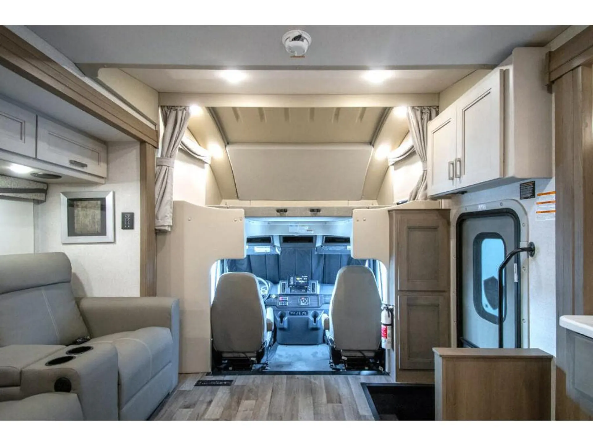 2026 Thor Motor Coach Pasadena 38DX - Photo 4