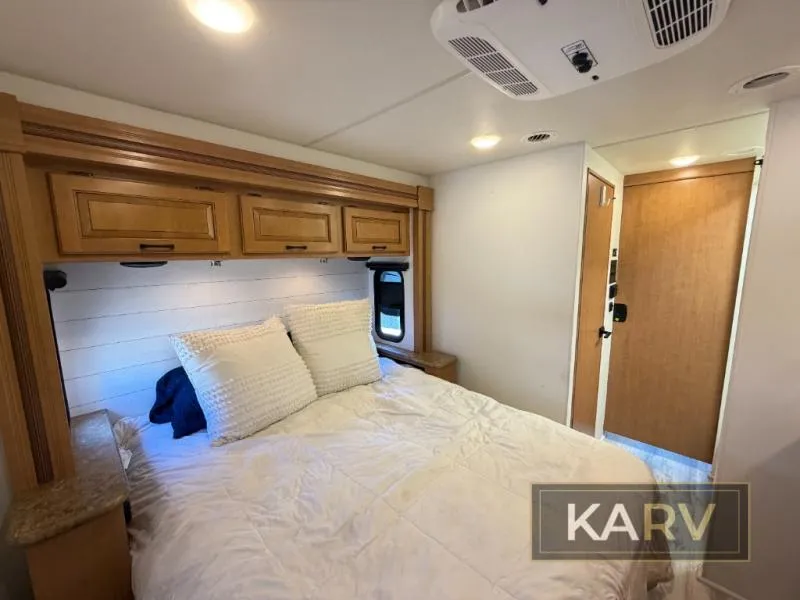 2016 Thor Motor Coach Hurricane 31S - Photo 3