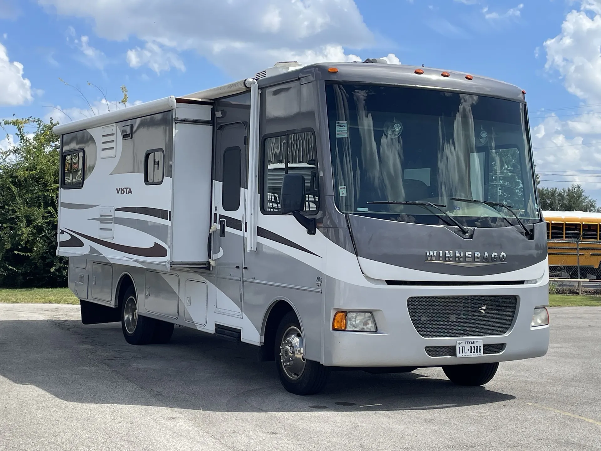 2014 Winnebago Vista 27N - Photo 2