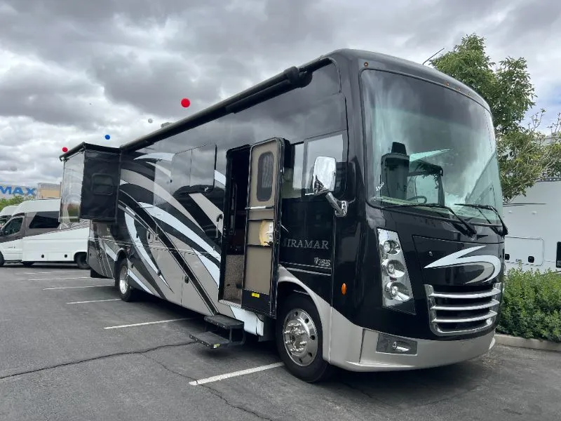 2020 Thor Motor Coach Miramar 32.2 - Photo 2