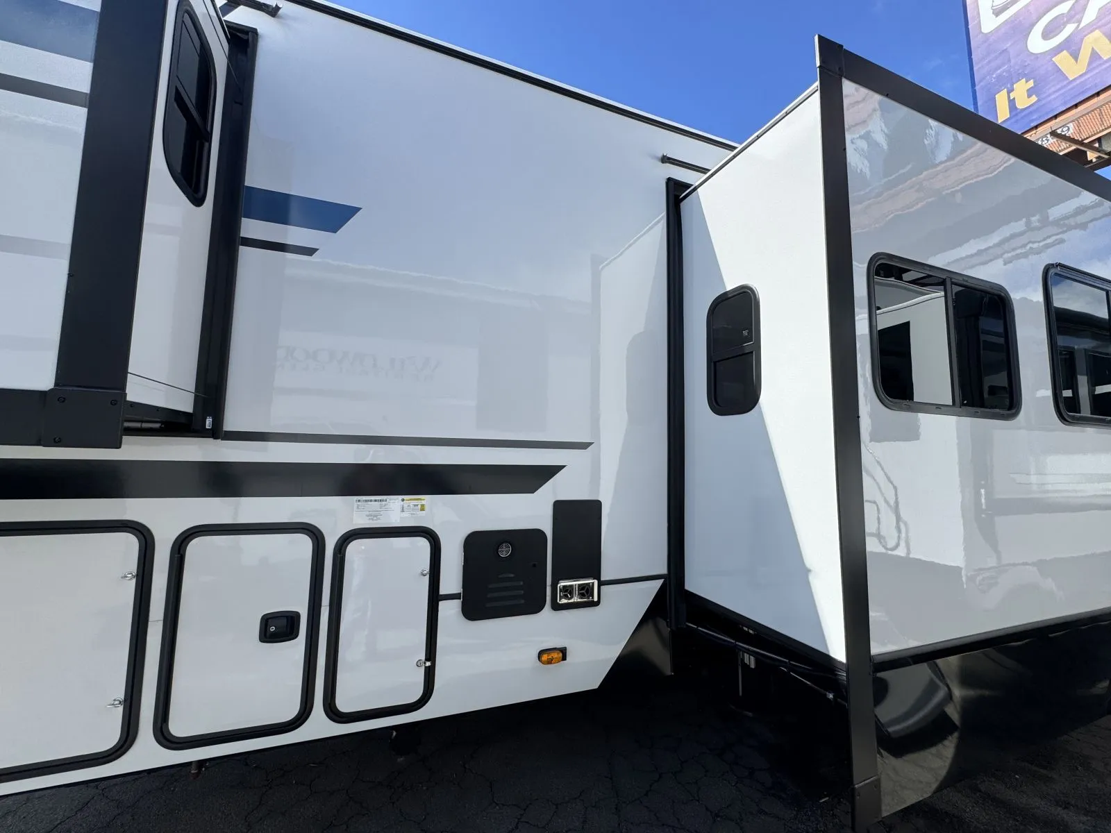 2026 Keystone AVALANCHE 366LS - Photo 3