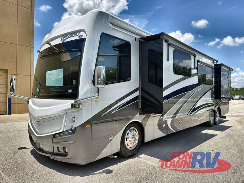 2022 Fleetwood Discovery LXE 44B - Photo 3