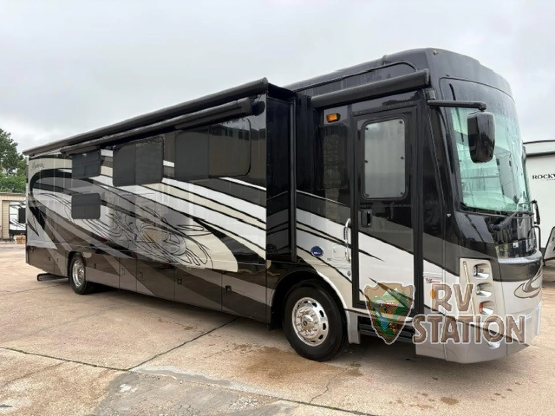 2022 Forest River Berkshire XL 40C - Photo 3