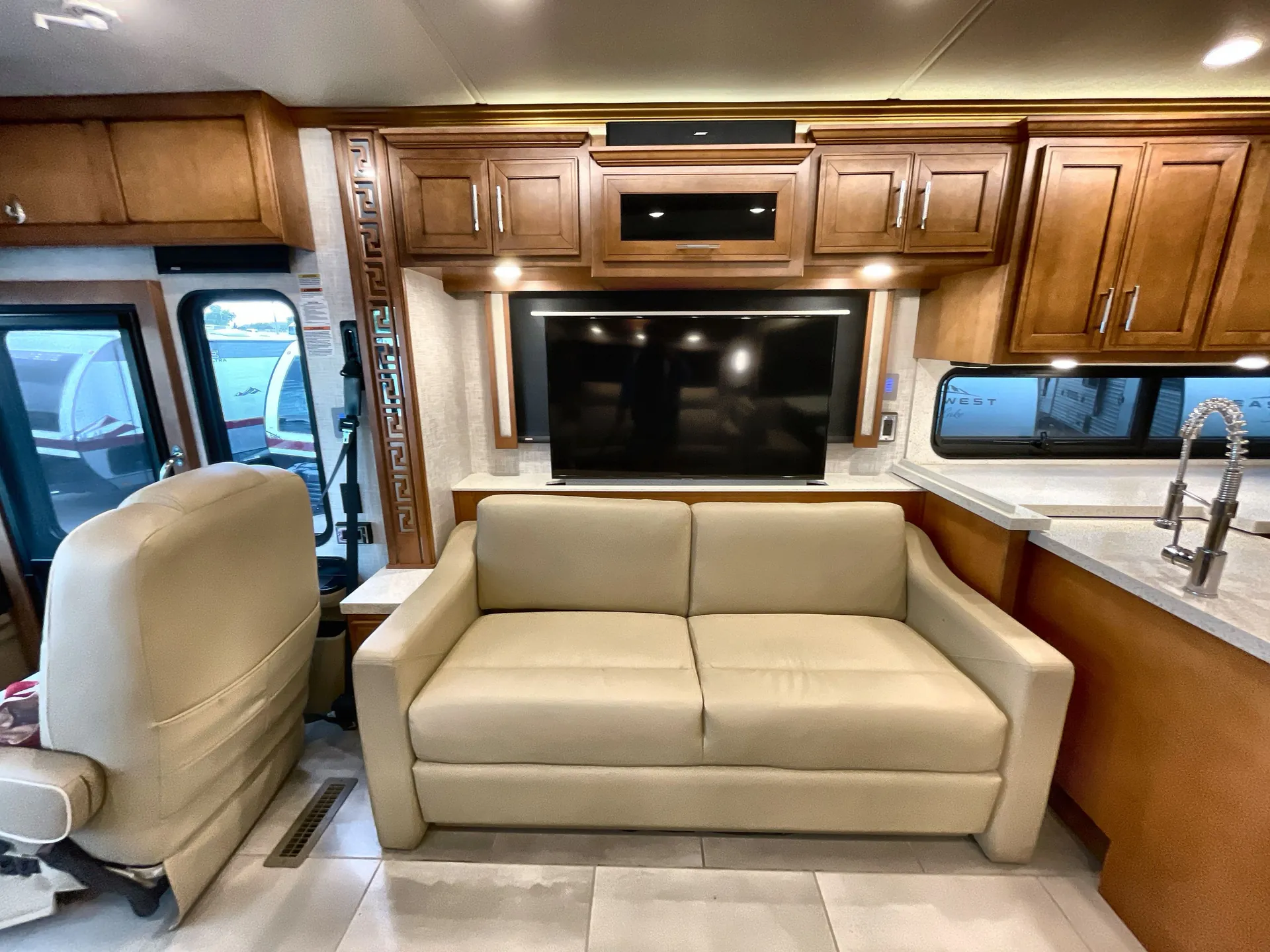 2021 Newmar Ventana 3717 — stove oven