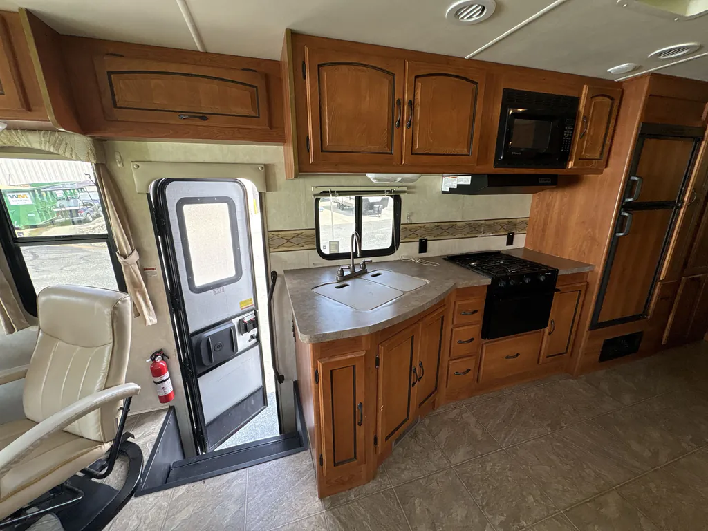 2010 Coachmen Mirada 35DS, Photos photo 13
