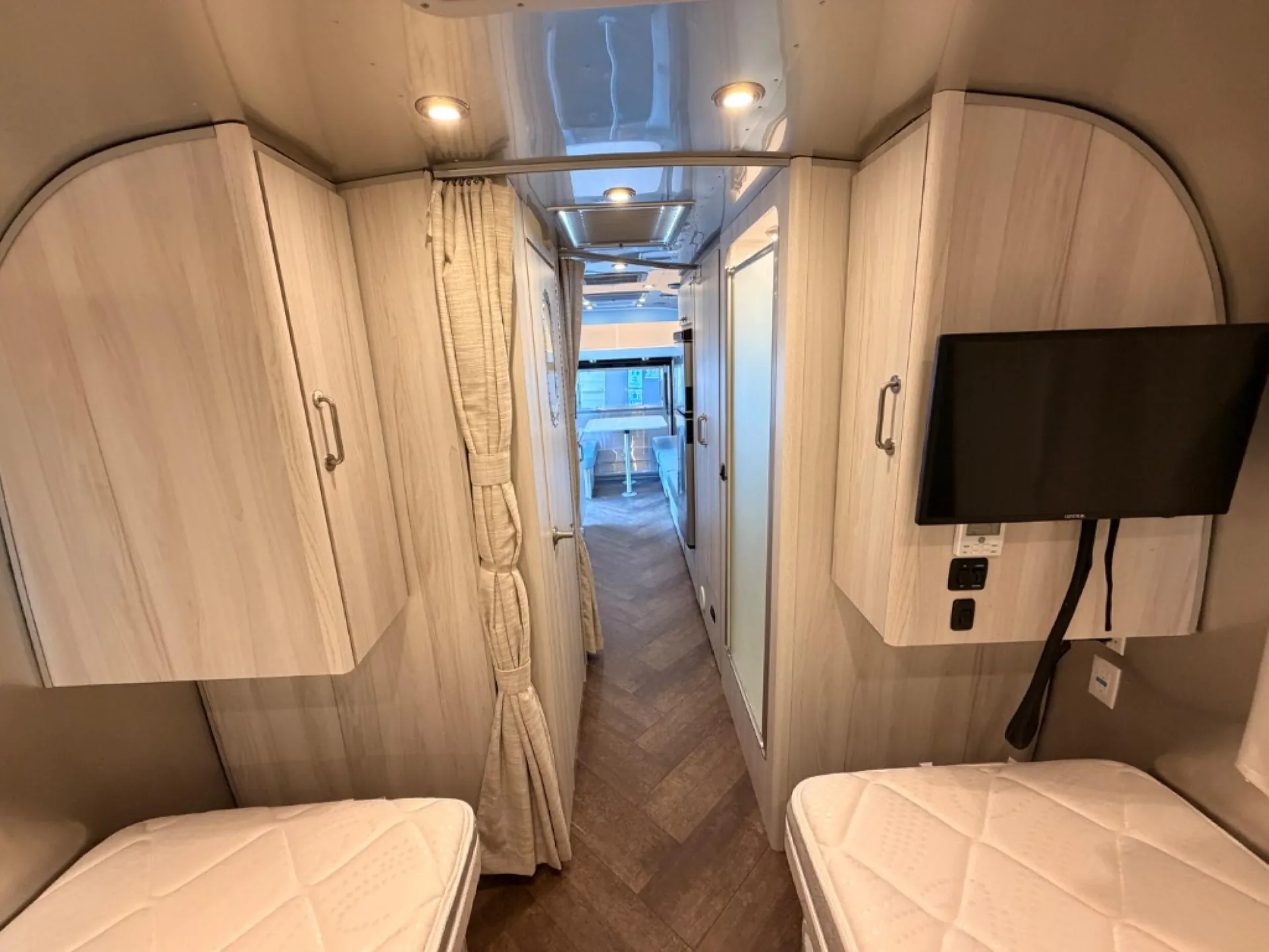 2024 Airstream International 27FB Twin - Photo 3
