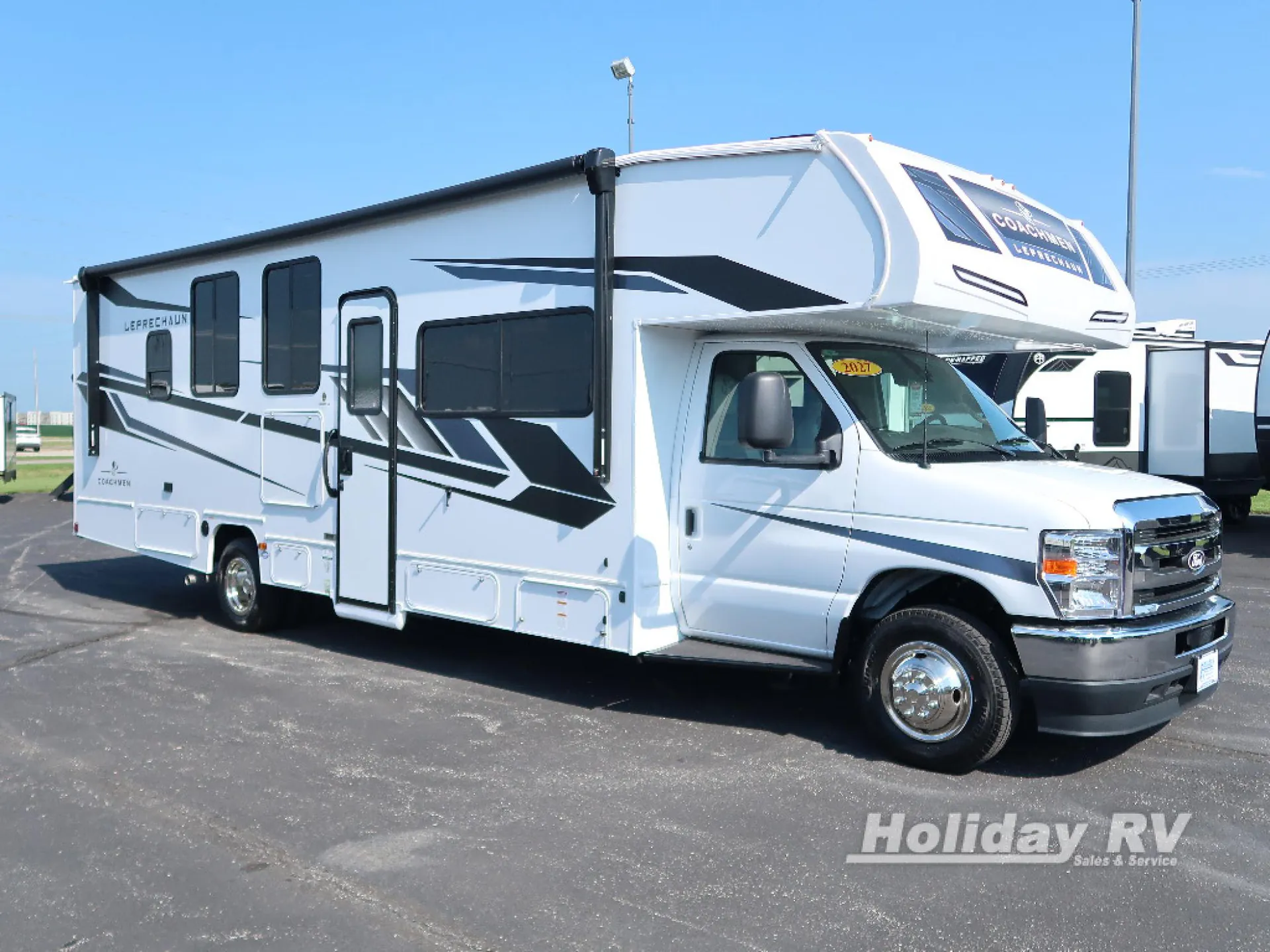 2027 Coachmen Leprechaun 308KB - Photo 2