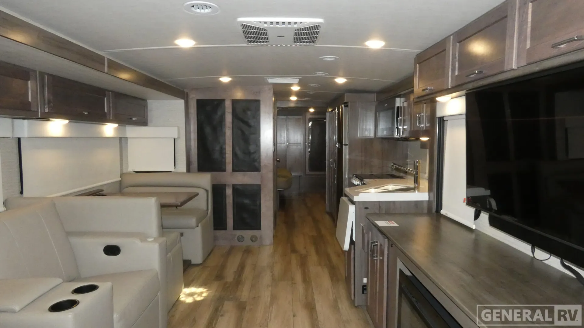 2026 Winnebago Forza 36H - Photo 3