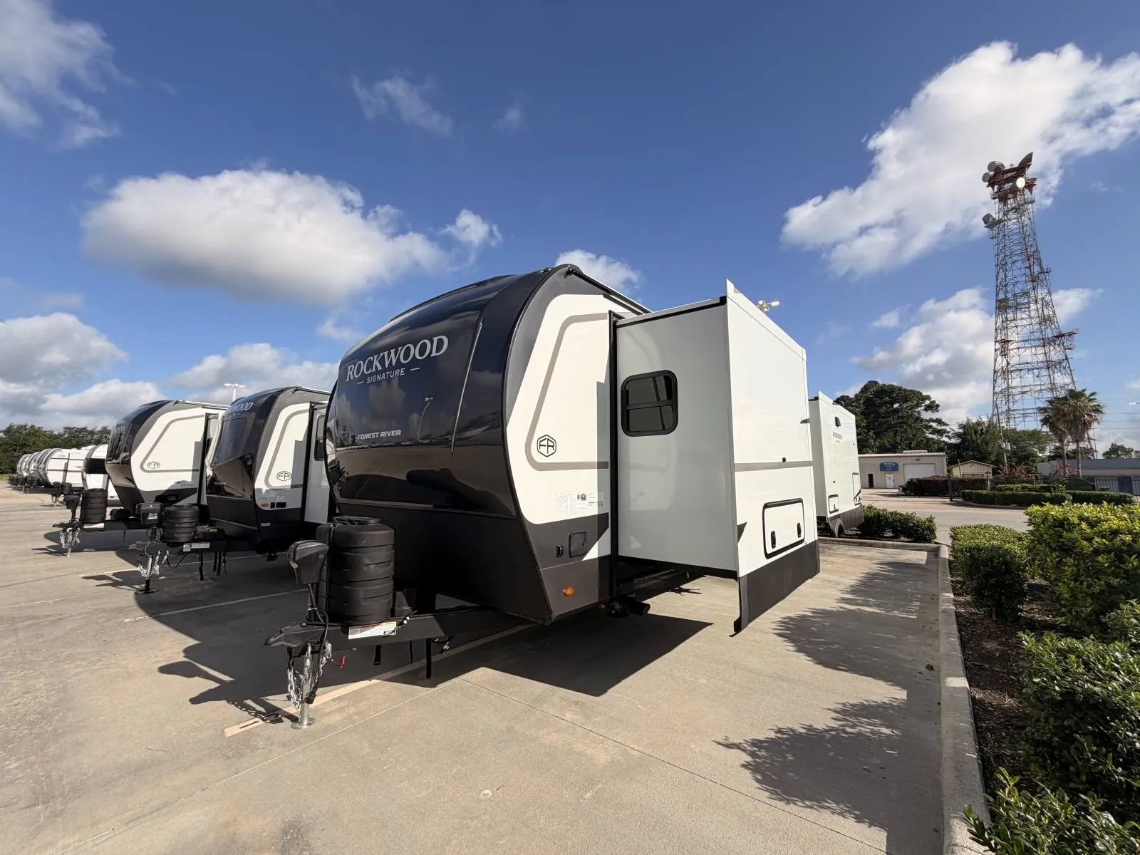 2027 Forest River Rockwood Signature 8392RL - Photo 2
