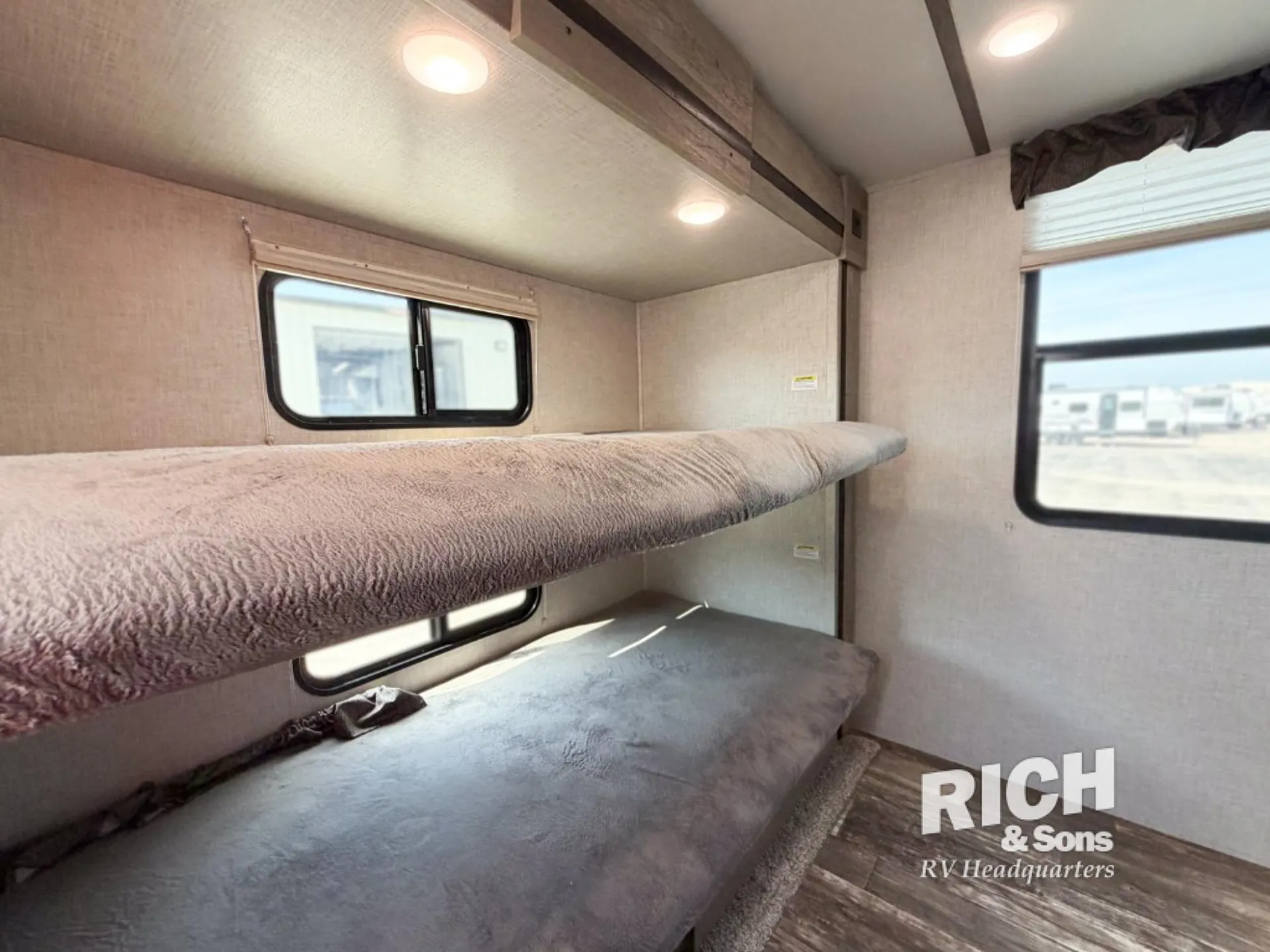 2019 Keystone Outback Ultra-Lite 301UBH - Photo 4