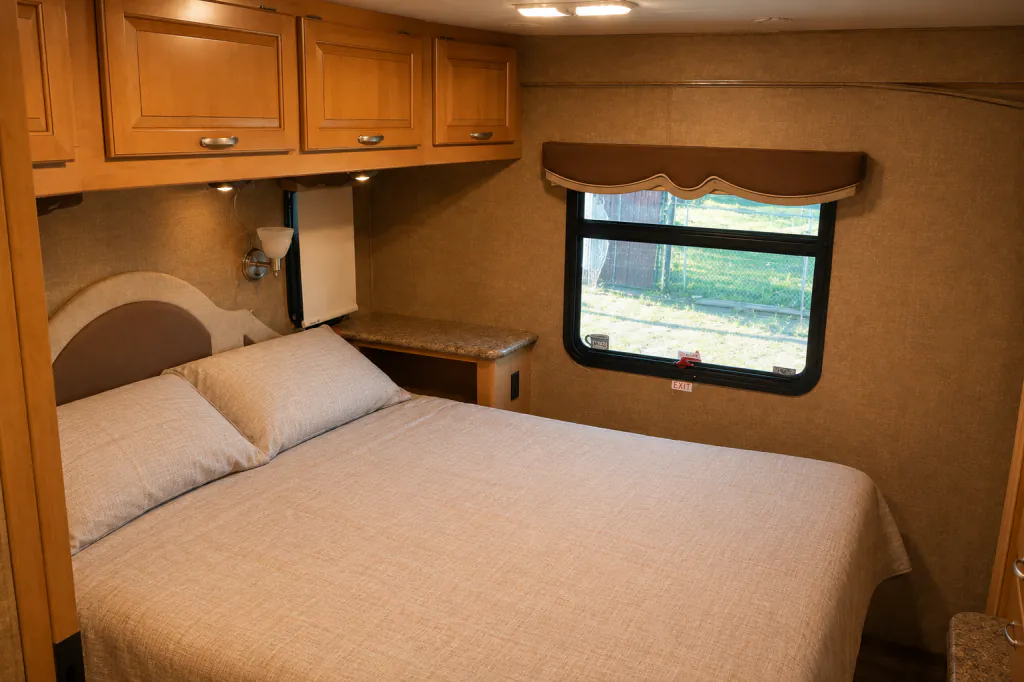 2015 Thor Motor Coach Four Winds 33SW, Photos photo 28