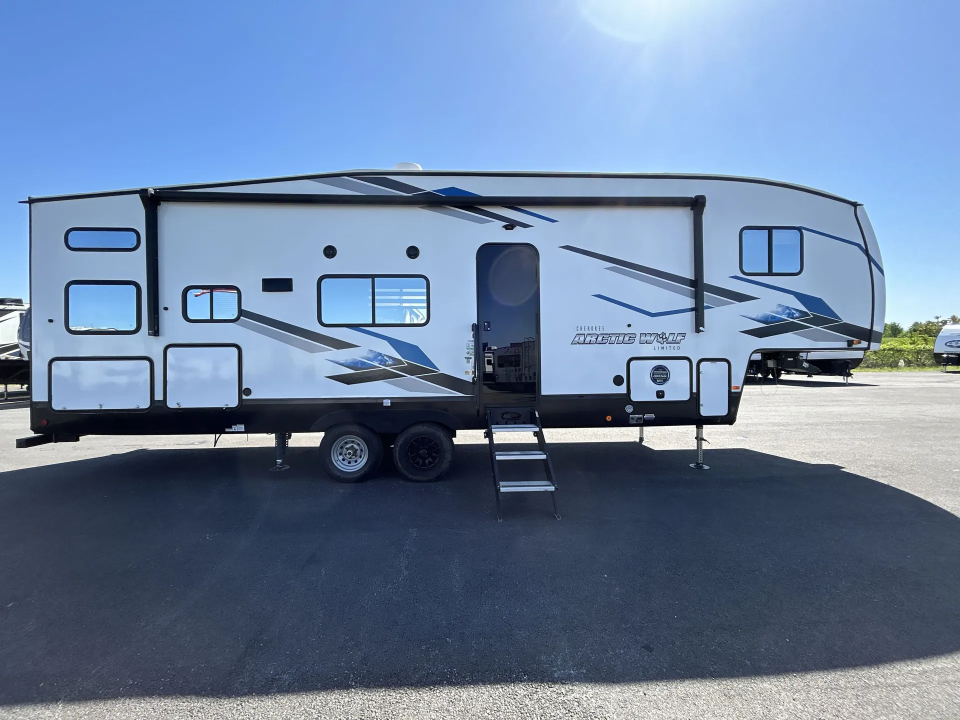 2024 Forest River Cherokee Arctic Wolf 278BHS — campside
