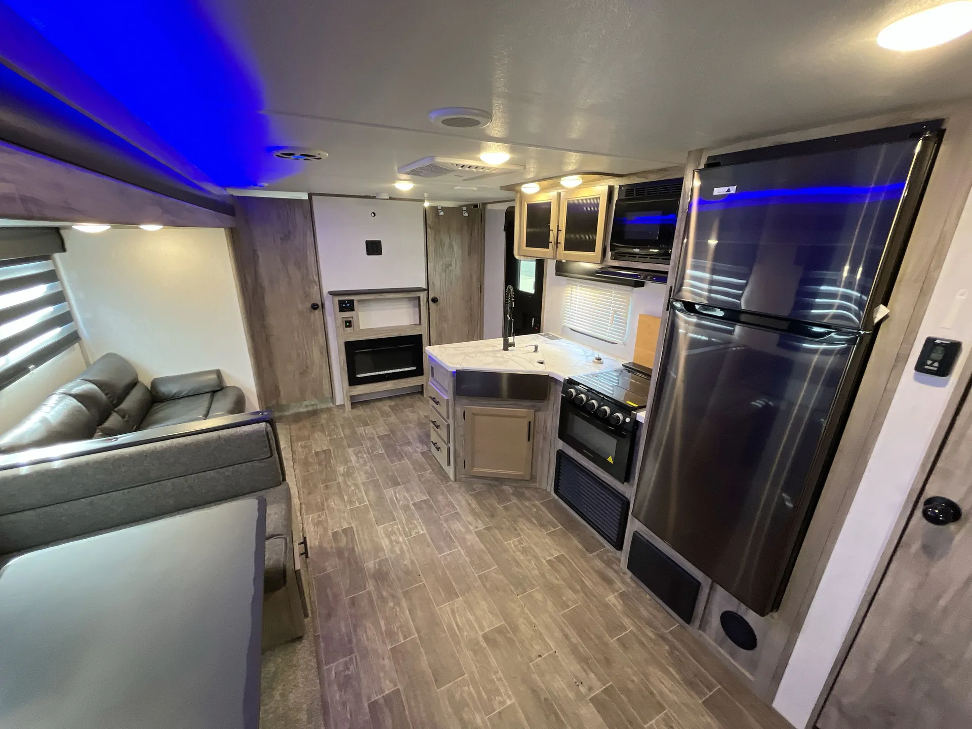 2021 Forest River Cherokee Alpha Wolf 26DBH-L — living area main