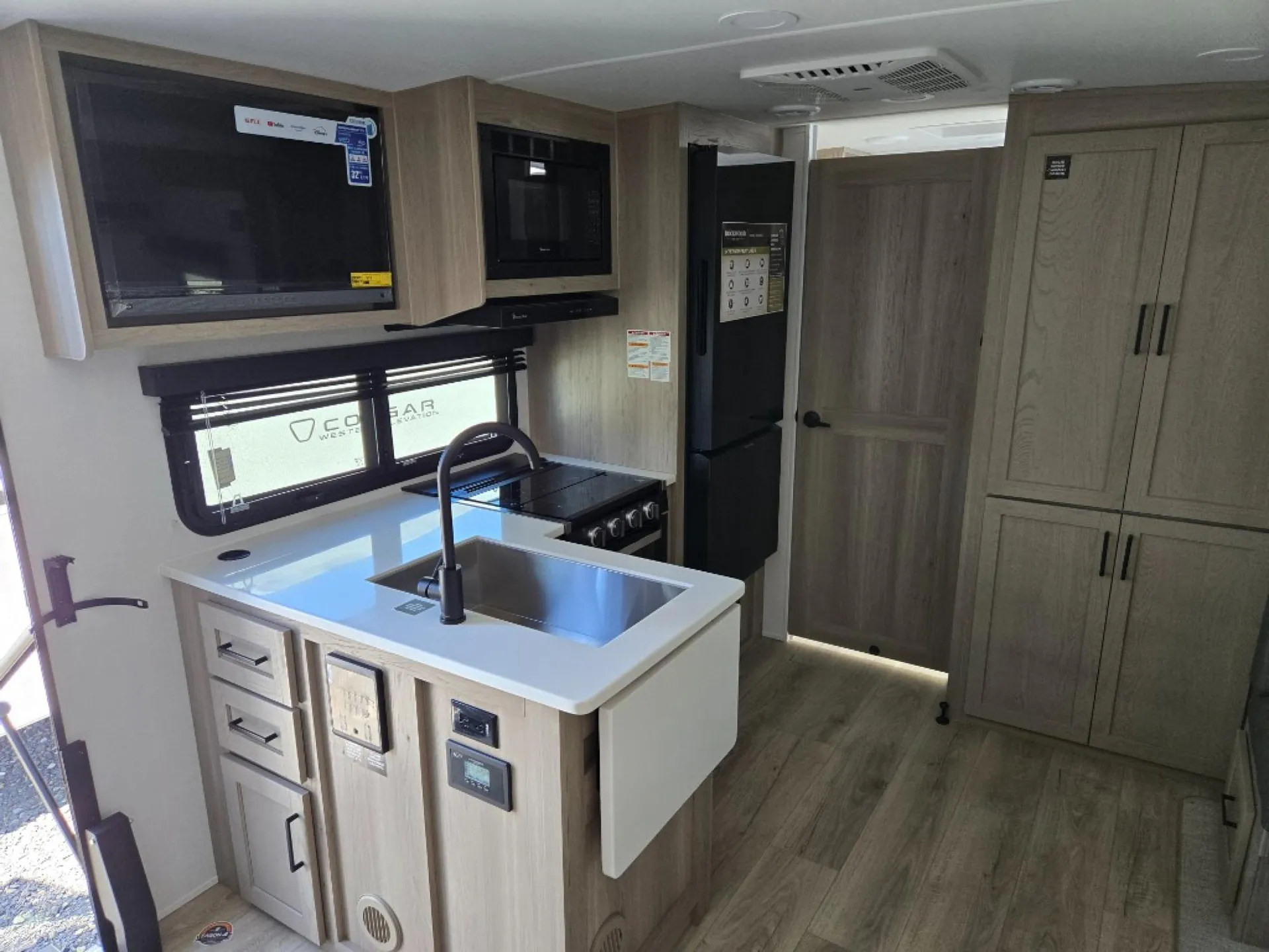 2026 Forest River Rockwood Mini Lite 2214S — Photo 6