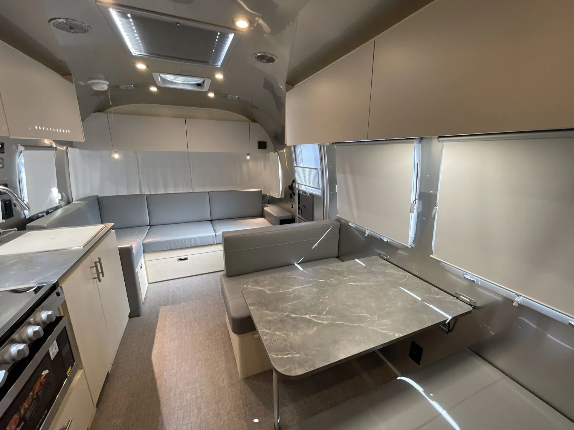 2026 Airstream Flying Cloud 28RB Twin - Photo 2