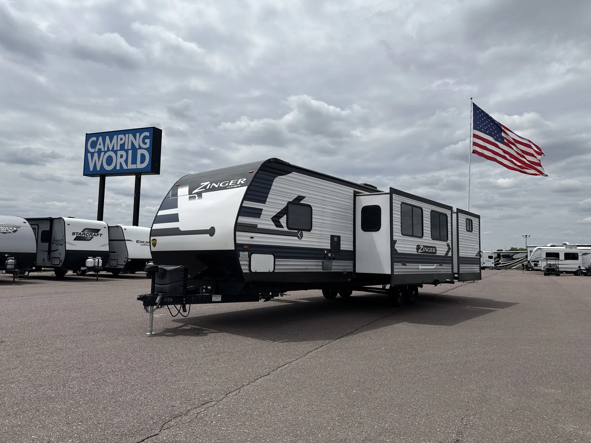 2023 CrossRoads Zinger 331BH - Photo 2