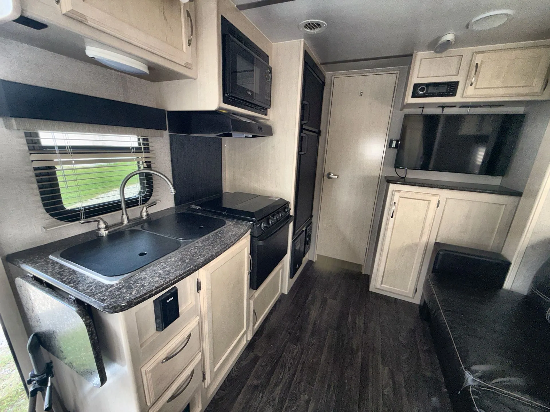 2018 Winnebago Micro Minnie 2106FBS — living area main