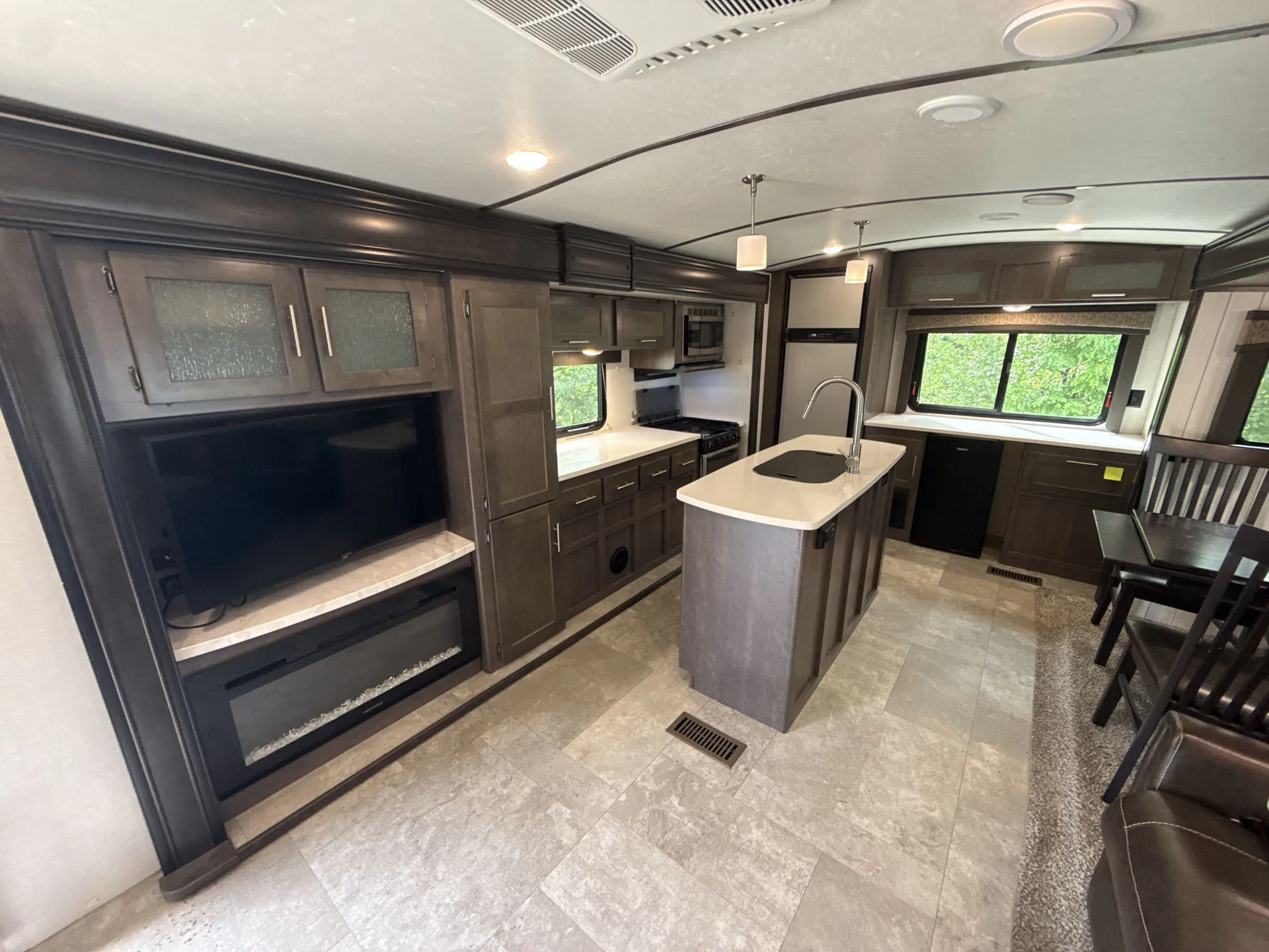 2018 CrossRoads Sunset Trail Grand Reserve 33CK — living area main