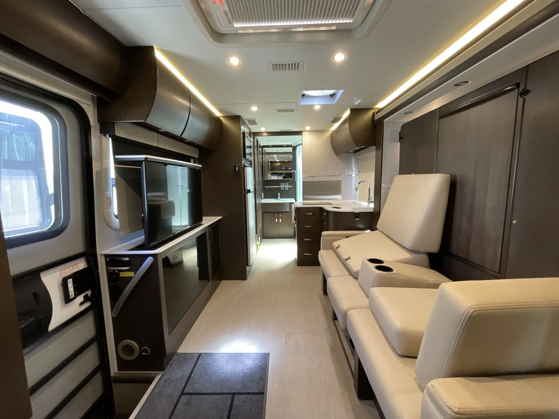 2017 leisure travel Unity U24MB — living area main