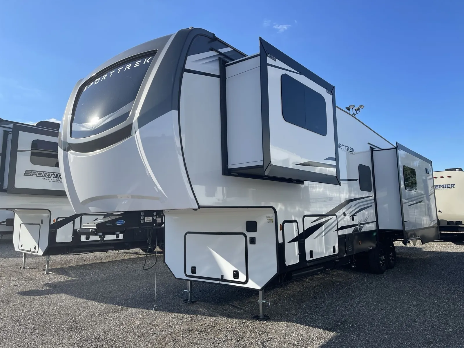 2025 Venture RV SPORTTREK TOURING EDITION FW 353VRK - Photo 4