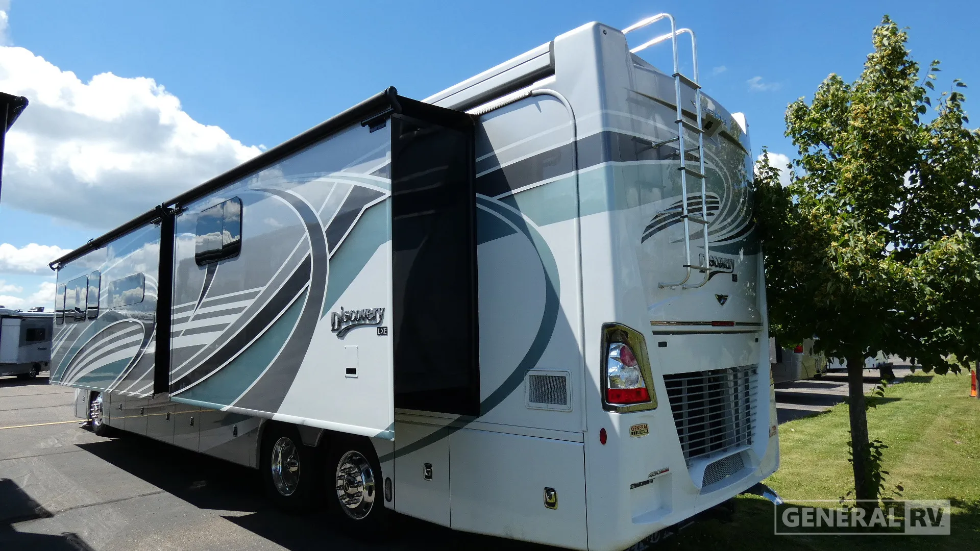 2024 Fleetwood Discovery LXE 44S - Photo 4
