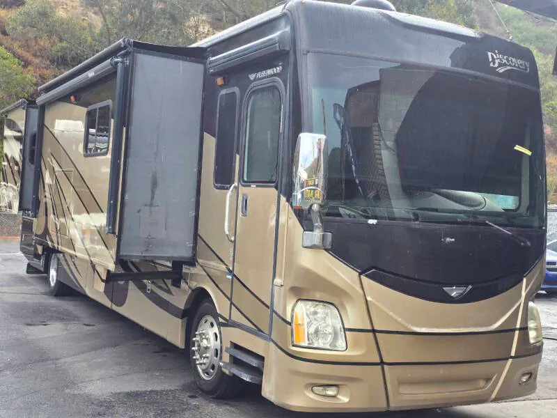 2014 Fleetwood Discovery 40E - Photo 2