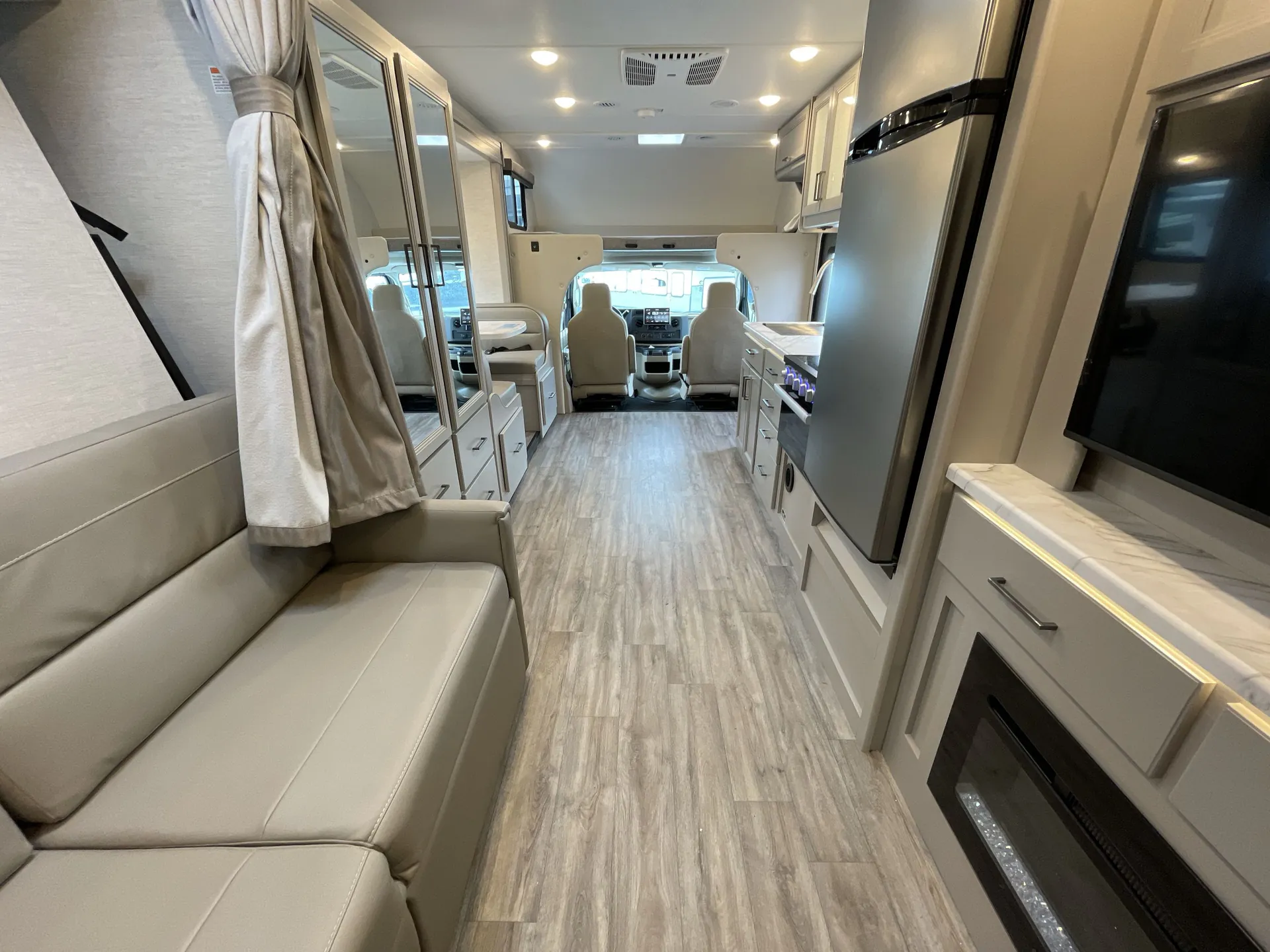 2025 Thor Motor Coach Coleman 27CL — living area main