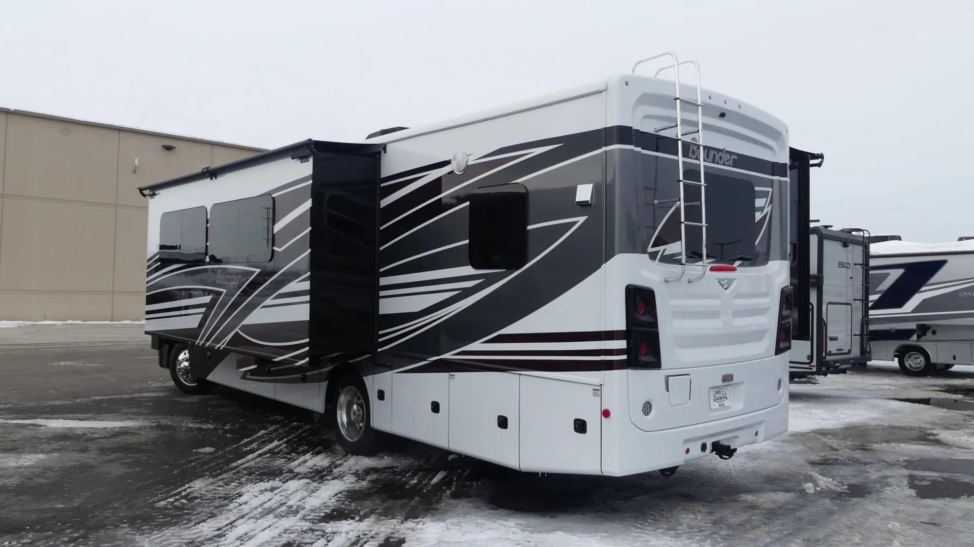 2026 Fleetwood Bounder 33C - Photo 4