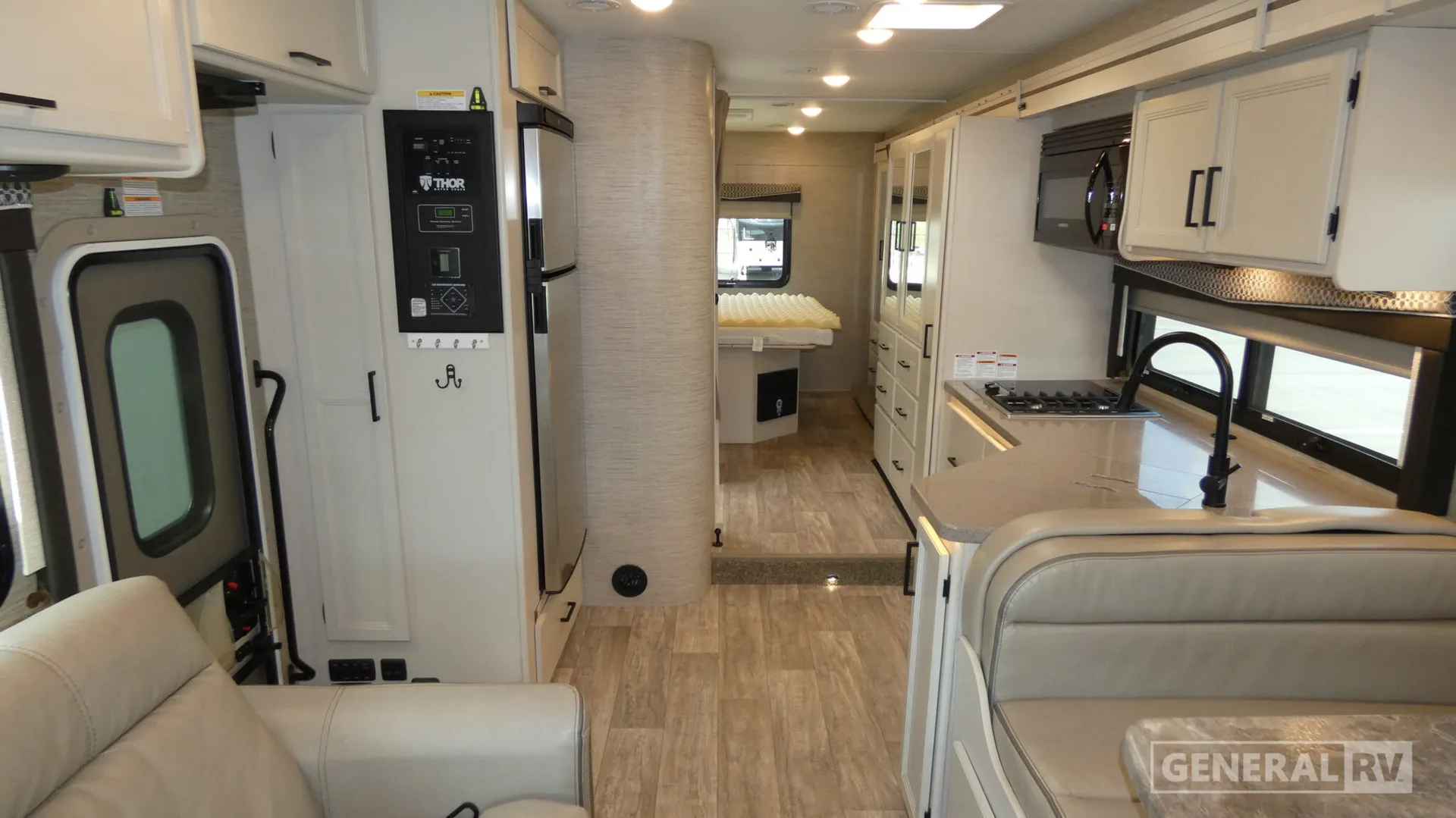 2023 Thor Motor Coach Chateau 31W - Photo 3