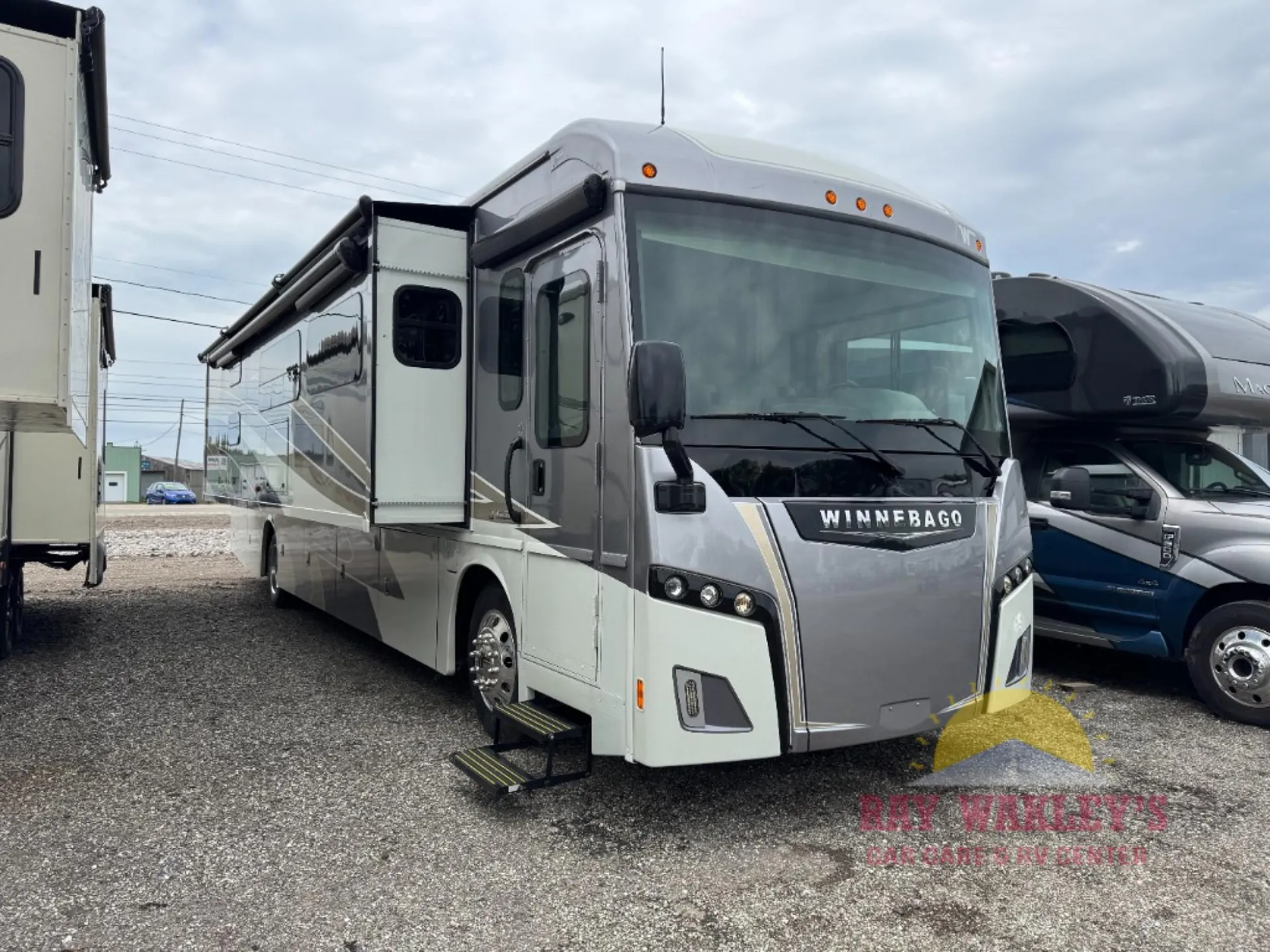 2025 Winnebago Forza 38W - Photo 2